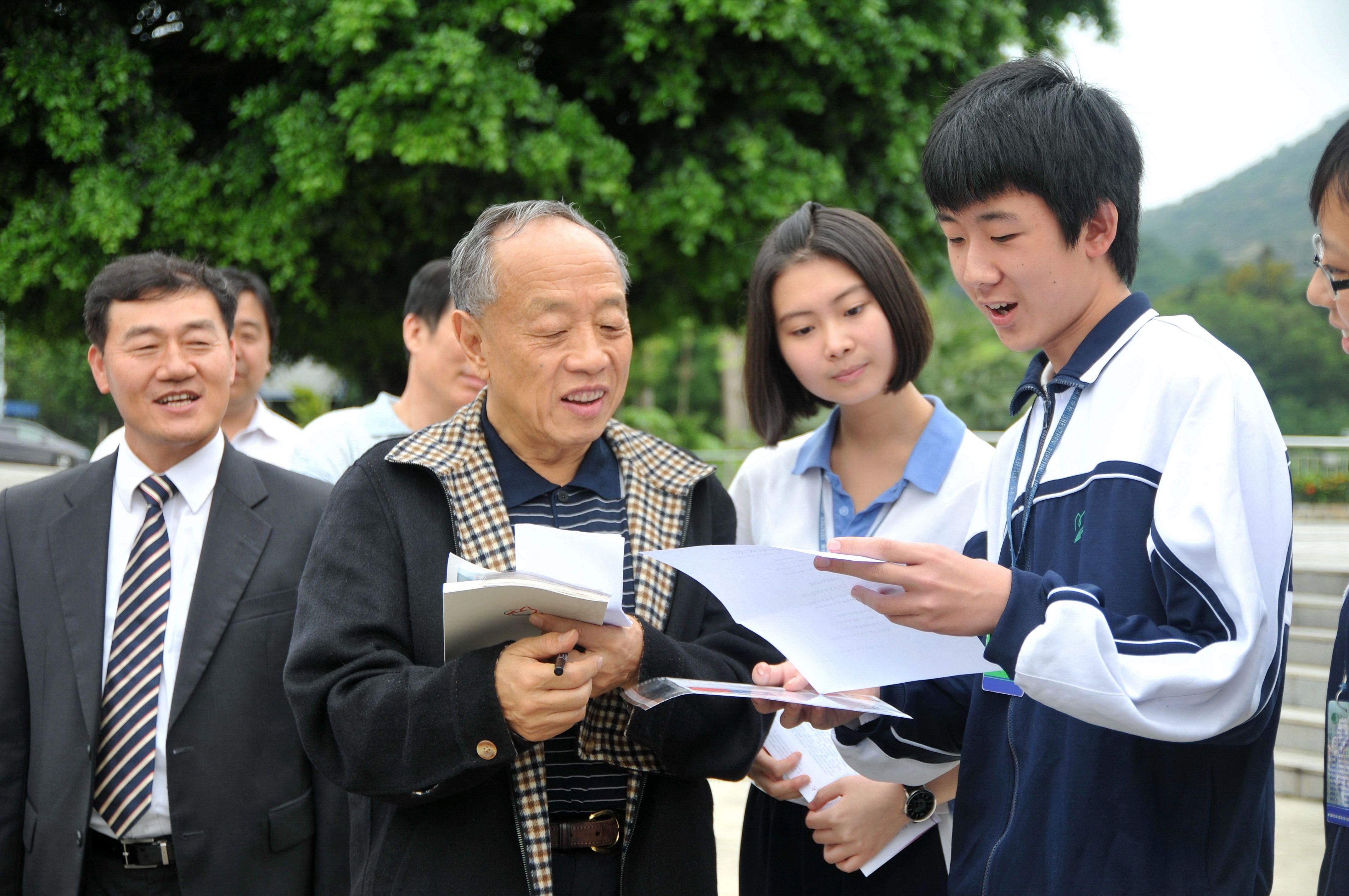 2012-4-0507原外交部李肇星部长莅临我校并与学生亲切交流