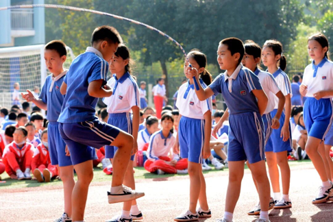 人工智能朗读 深圳实验学校小学部实行创新体育课教学模式,以"每天