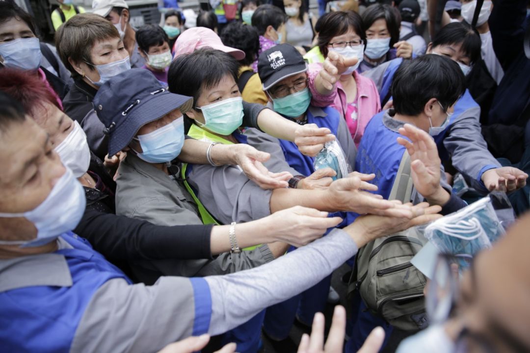 香港公务员每人每天约15个口罩丨香港一日