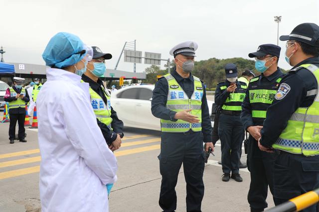 防疫一线的警察群像盐田交警大队邹志勇在前线继续坚守防疫工作不松懈