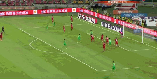 第34分钟,国安利用角球制造了上港禁区内的混乱,雷腾龙头球摆渡给