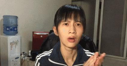 不仅有观众脱鞋,抖腿,乱入 居然还精分地上演了一场警察抓小偷的戏码