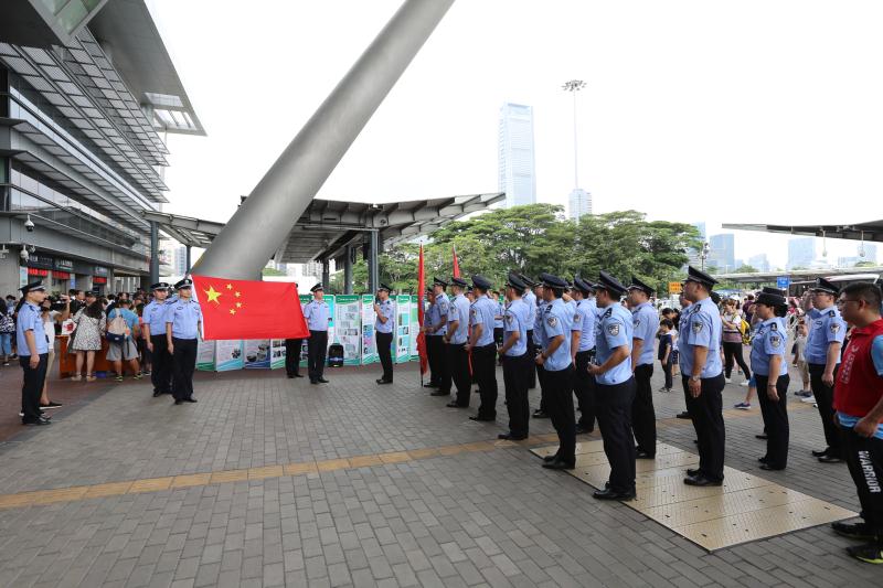 19号上午,深圳湾边检站应急大队暨青年突击队成立仪式举行.