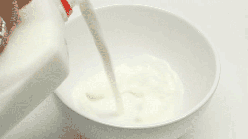 牛奶早上喝还是晚上喝?没想到