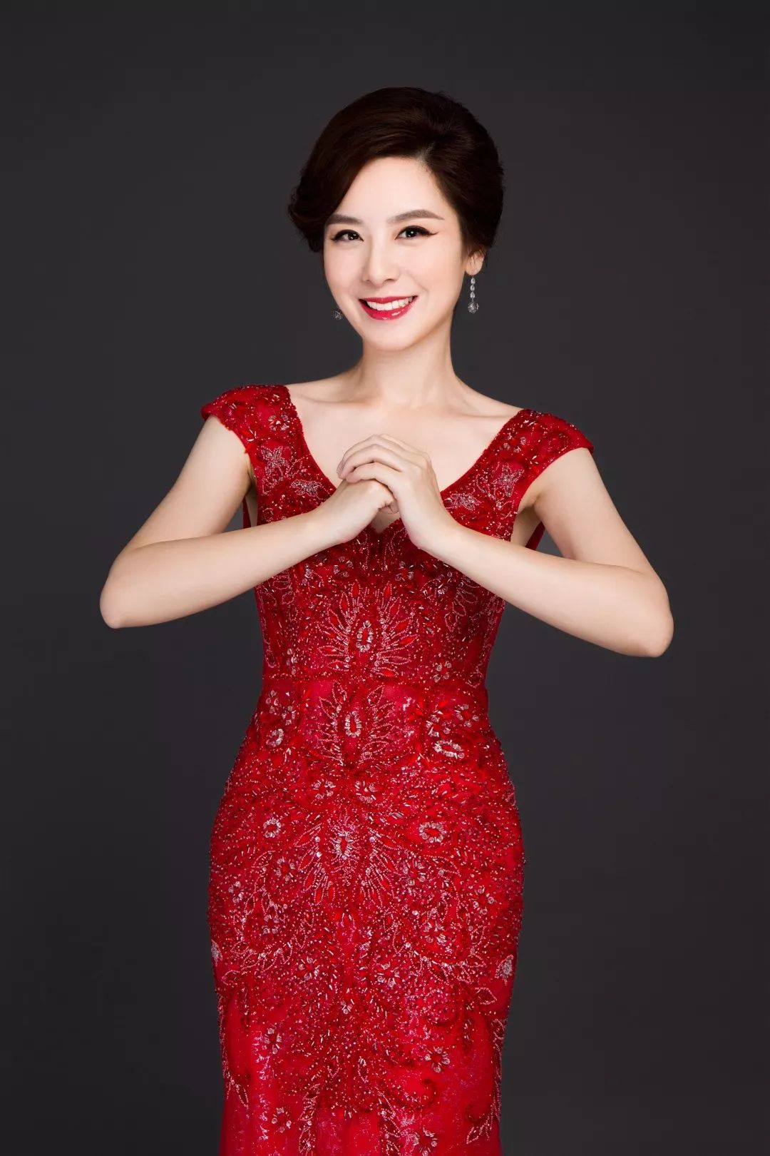 2019央视春晚主持人有张"深圳脸",她是这样的女主播