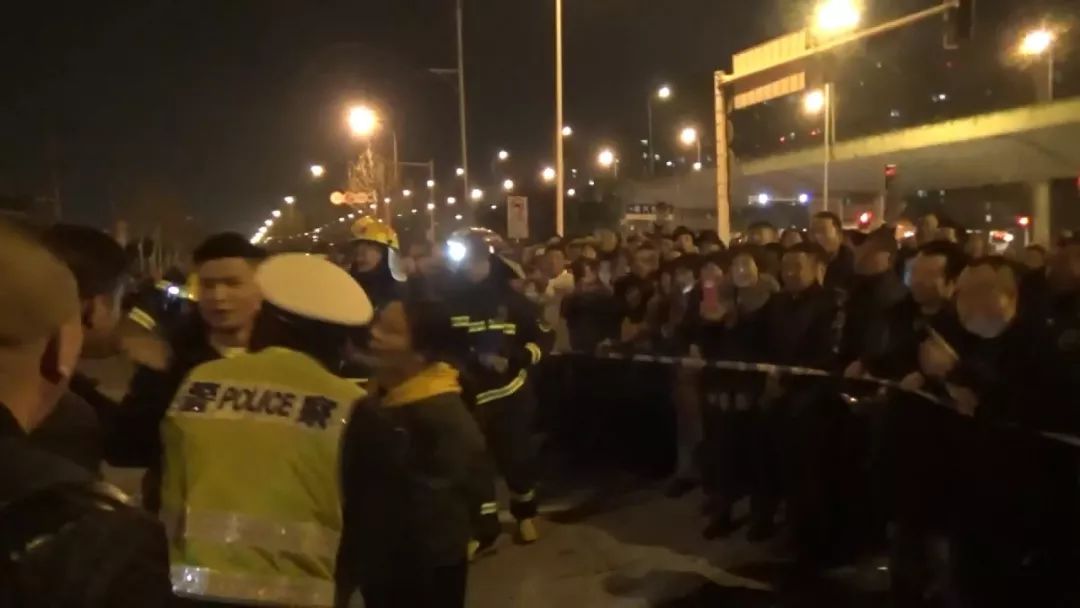 压扁轿车中扒出司机,毫发无损!路人都沸腾了…保命关键是这个动作