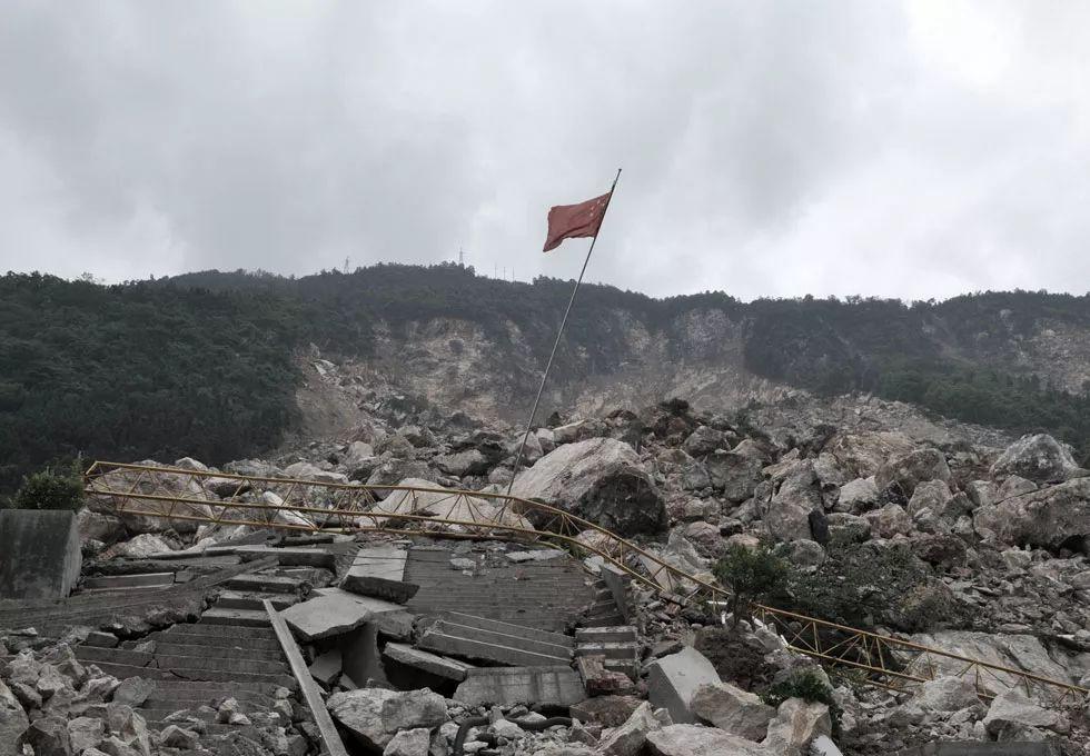 2008年5月15日,在四川北川羌族自治县地震灾区,茅坝校区一片废墟,一面