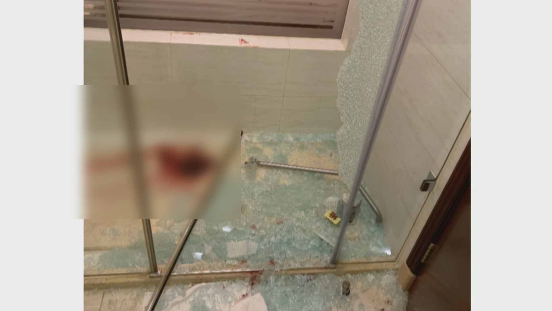 酒店浴室玻璃门突然爆裂男子被割伤鲜血直流