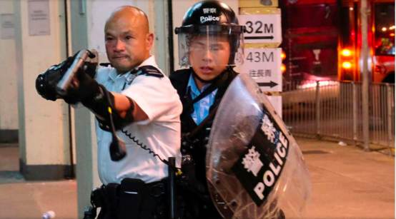 2019年7月30日晚,大批暴徒包围葵涌警署.危急时刻,刘泽基举枪自卫.