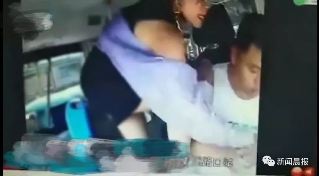 不服公交车司机劝说,她竟怒抢方向盘,还跳上驾驶座用