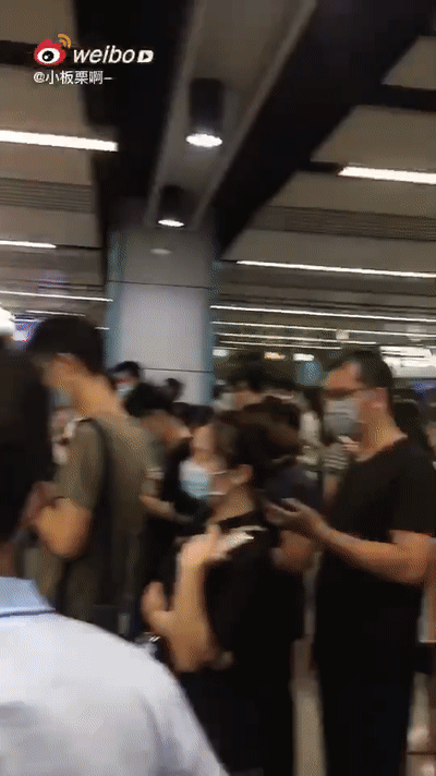 突然延误停车 深圳上班族表示很懵 大夏天在人人人的地铁里 挤出一身