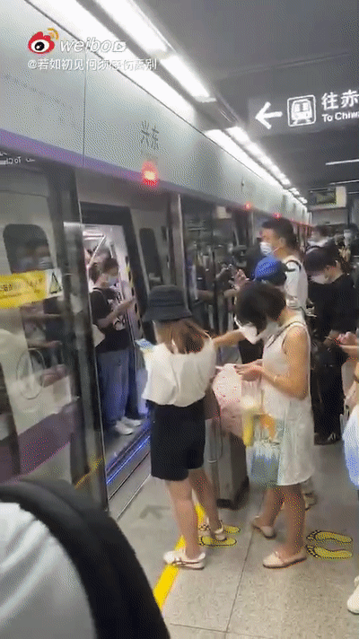 突然延误停车 深圳上班族表示很懵 大夏天在人人人的地铁里 挤出一身