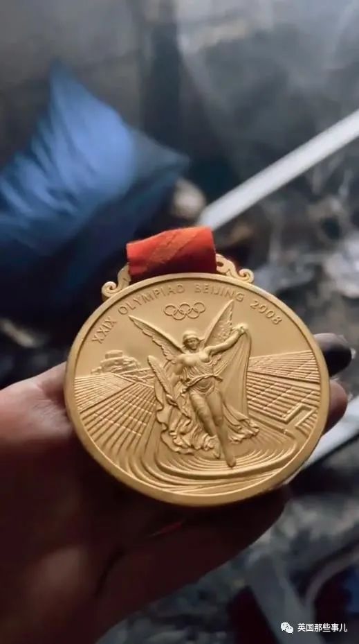 【潮趣】俄体操妹子卧室起火烧了个精光,北京奥运拿的金牌居然完好