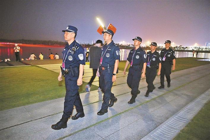 深圳公安民警在焰火晚会现场巡逻.