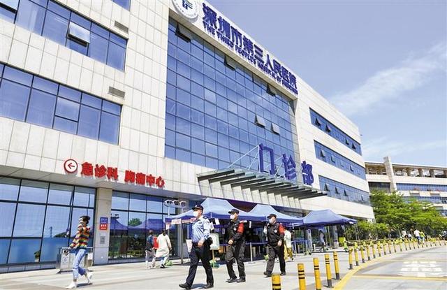 3月25日,市公安局南山分局西丽派出所支援警力在深圳湾口岸开展疫情