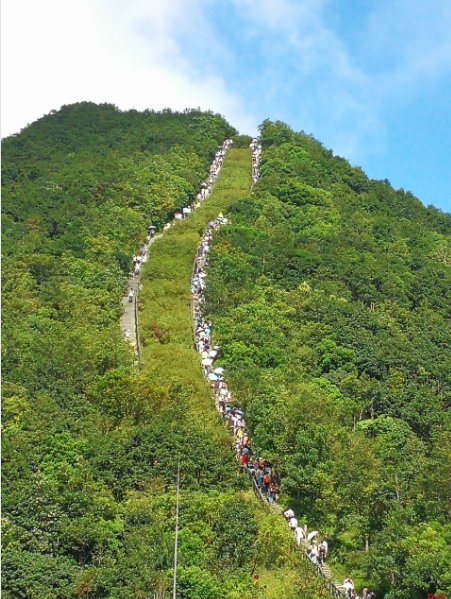 梧桐山迎假日小高峰 小長假第二天五萬人登山