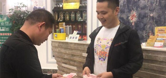 客人吃剩的蛋糕里,竟藏着1万多现金!知道真相的网友眼泪掉下来