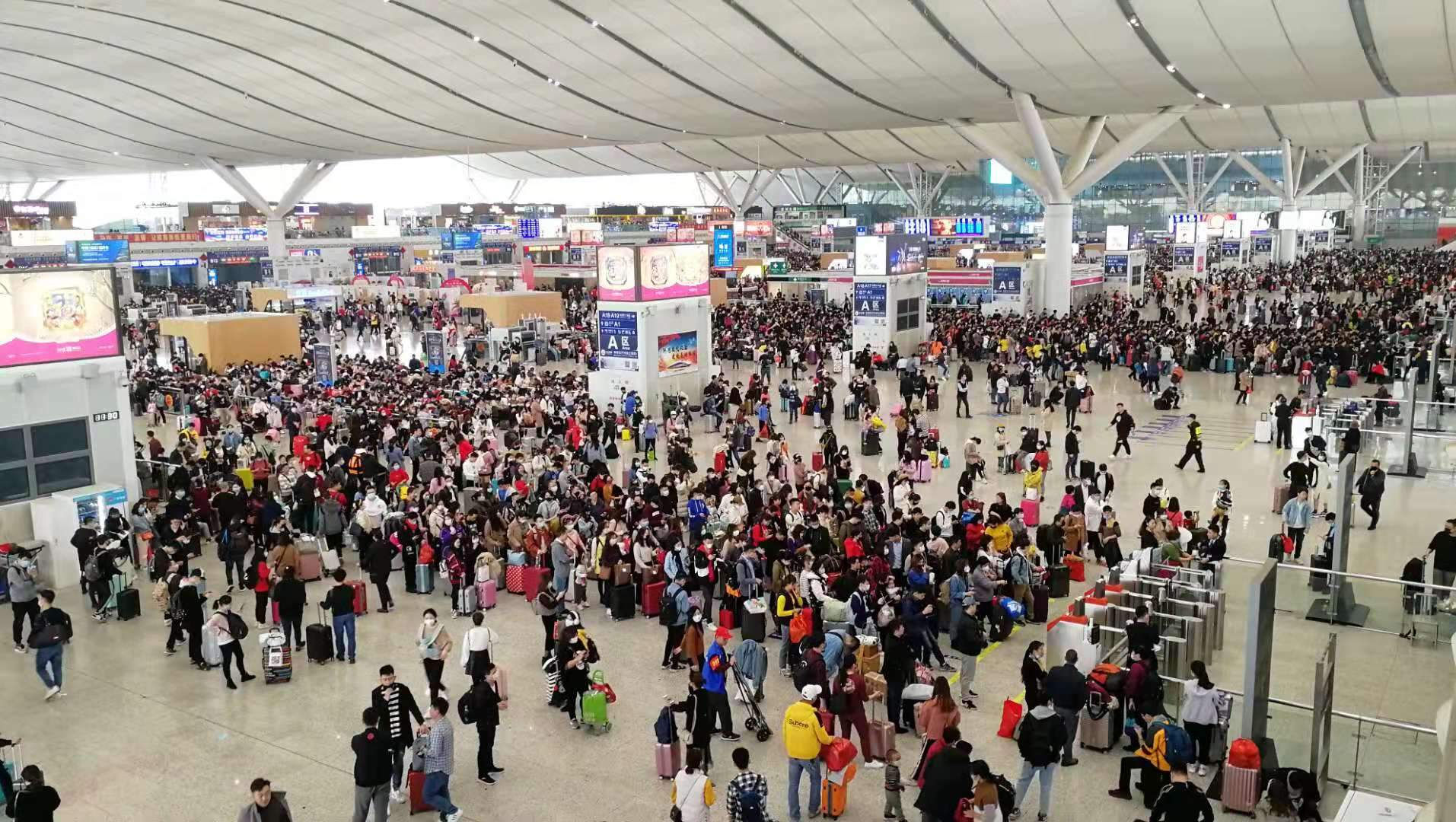 深圳北站:出口增设体温监测仪