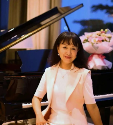 "苏拉老师表示,写词之前,市委宣传部的领导,罗来金校长,谢志光校助