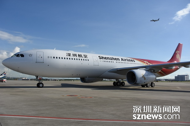深航首架a330客机抵达深圳宝安国际机场