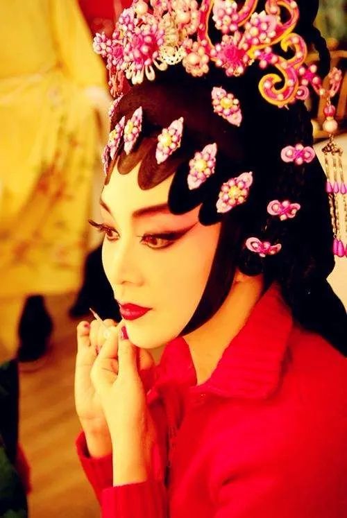 以粤剧唱腔演绎这首歌曲,让人耳目一新,演唱者李淑勤表示这是一次全新