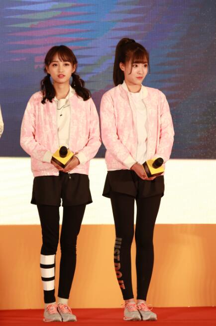 "萌妹组合"snh48黄婷婷(左)&孙芮(右)